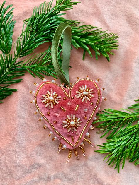 Millie Amber, Sewing Project Ideas, Deco Pastel, Christmas Sewing Projects, Felt Embroidery, Christmas Inspo, Felt Christmas Ornaments, Christmas Sewing, Heart Ornament