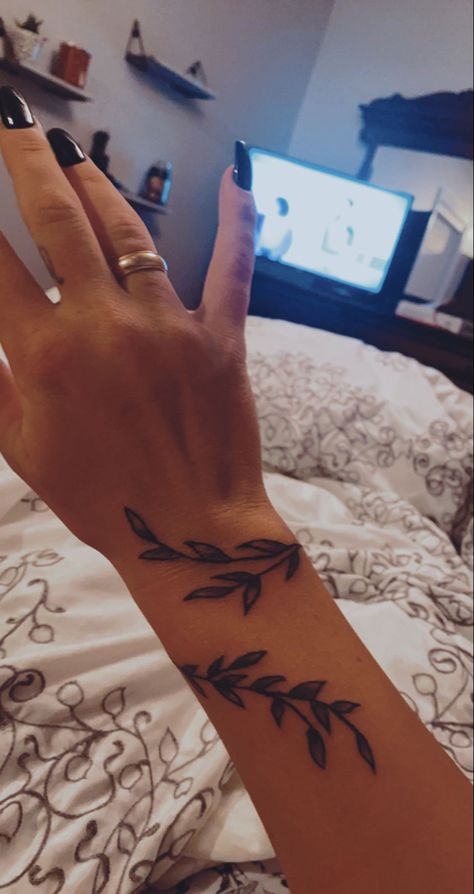 Wrap Around Wrist Tattoos, Henna Inspired Tattoos, Small Hand Tattoos, Cute Tattoos For Women, Classy Tattoos, Discreet Tattoos, Girly Tattoos, Subtle Tattoos, Elegant Tattoos