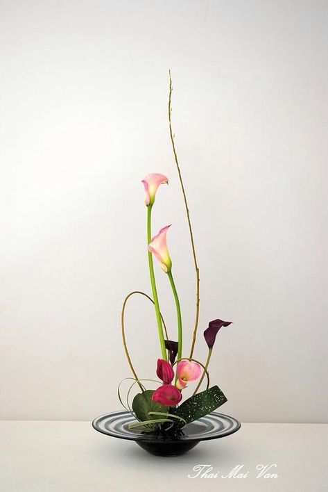 Arreglos Ikebana, Ikebana Sogetsu, Contemporary Flower Arrangements, Floral Art Arrangements, Flower Arrangement Designs, Ikebana Arrangements, Ikebana Flower Arrangement, Ikebana Vases, Japanese Flower