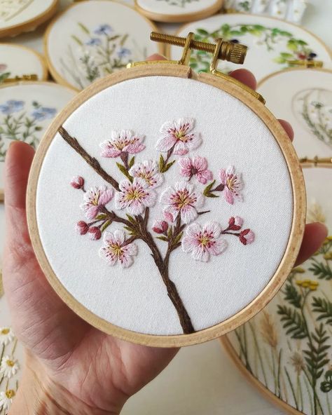 Sakura Blossoms, Embroidery Hoop Art Diy, Embroidery Stitches Beginner, Diy Embroidery Designs, Floral Embroidery Patterns, Embroidery Stitches Tutorial, Pola Sulam, Hand Embroidery Projects, Hand Embroidery Flowers