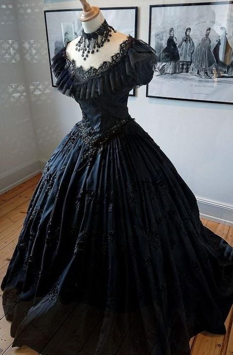 Victorian Prom Dress Black, White Wedding Dress With Black And Red, Vintage Goth Wedding Dress, Goth Bridesmaid Dresses, Vampire Prom Dress, Gothic Dress Elegant, Goth Formal Dress, Werewolf Concept, Debut Dress