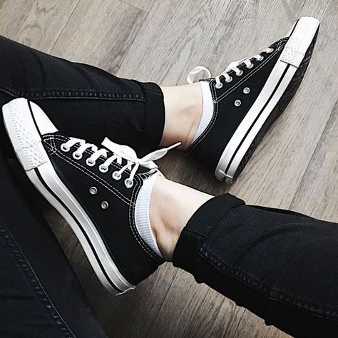 15 Prendas que lamento decirte… ¡ya pasaron de moda! Converse Classic, Black Converse, Foto Poses, White Converse, Cooler Look, Evan Peters, Emma Roberts, Converse Sneakers, Fjallraven Kanken