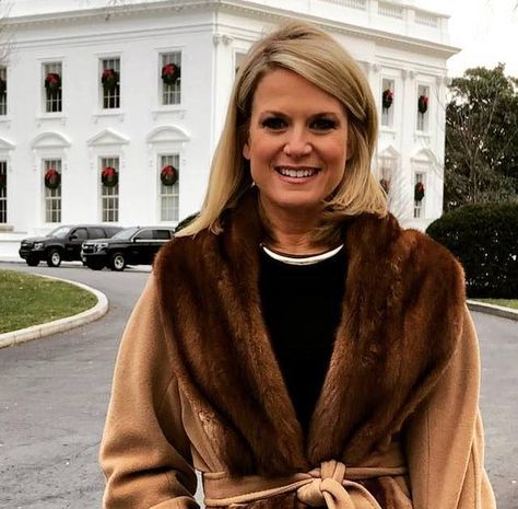 Martha MacCallum family Martha Maccallum Hair, School Broadcast Ideas, Martha Maccallum, Bottle Blonde, Woman Singing, French Women Style, Celebrity Families, Blonde Women, French Women