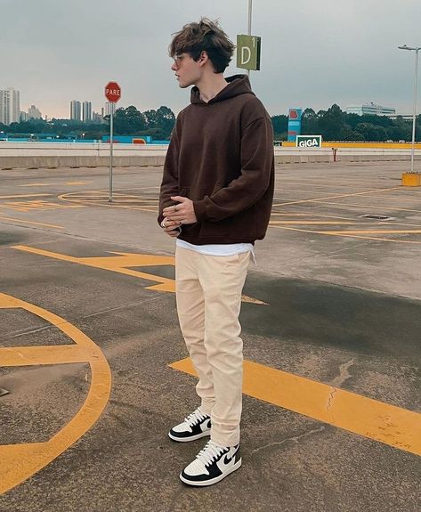 Hoddies Outfits Men, Aesthetic Softball, Brown Hoodie Outfit, Male Outfits Aesthetic, Photo Poz, Hoddies Outfits, Men Aesthetic Outfits, Crewneck Outfit, Outfit Couple