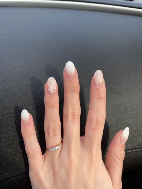 Ombre With Snowflake Nails, Cute Dip Powder Nails Winter, December Nails Dip Powder, Holiday Nails Winter Christmas Dip, Short White Winter Nails, Dip Powder Winter Nails, December Dip Nail Ideas, Christmas Dip Nail Ideas Short, Winter Nails Ombre