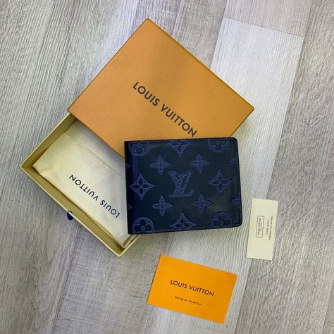 Super master quality 👌 Wallet For Men, Web Business, Louis Vuitton Wallet, Louis Vuitton Men, Lv Wallet, Arab Emirates, United Arab Emirates, Men's Collection, Wallet Men