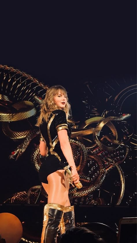 Taylor Swift Wallpaper Reputation, Taylor Swift Performing, Taylor Swift Fotos, Reputation Tour, Taylor Swift Reputation, Photos Of Taylor Swift, Taylor Swift Tour Outfits, Swift Tour, Estilo Taylor Swift