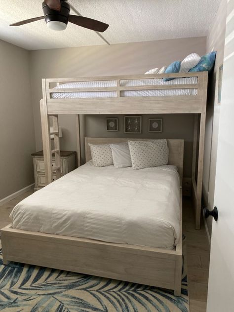 3beds In One Room, Loft Over Queen Bed, Beach House Guest Room, Bedroom Moody, Apartment Bedroom Ideas, Bunk Bed Rooms, Baddie Apartment, Amazing Bedroom Designs, Bunk Beds Built In