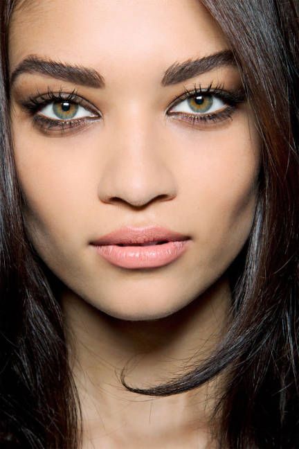 Eyelashes Shanina Shaik, Bold Brows, Thick Eyebrows, Diet Vegetarian, Nude Lip, Beautiful Makeup, All Things Beauty, Brown Eyes, Beauty Make Up