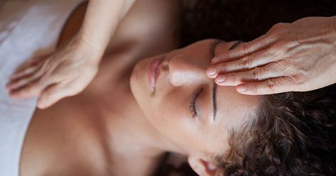 Whether or not you subscribe to alternative therapies, there’s no denying that we could all use a little help in the relaxation department. Here’s what you need to know about reiki, the Japanese energy therapy that’s designed to soothe stresses away. Reiki Cura, What Is Reiki, Reiki Therapy, Reiki Training, Reiki Practitioner, Healing Touch, Energy Medicine, Alternative Healing, Healing Therapy