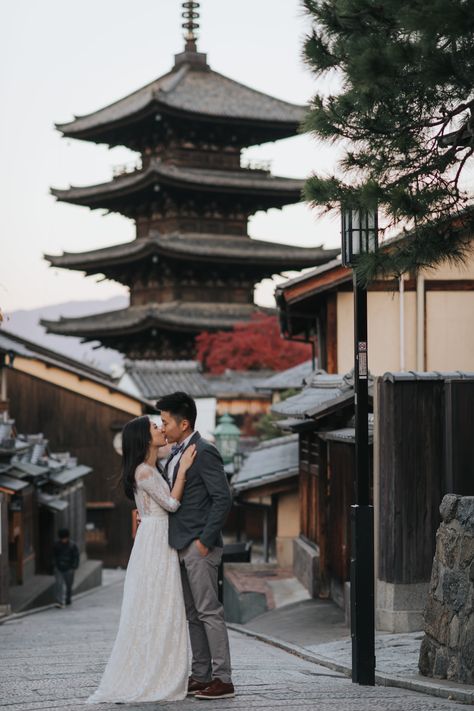 Engagement Photo in Kyoto Japan Prewedding Photo Ideas, Japan Engagement Photos, Kyoto Prewedding, Kyoto Wedding, Japan Elopement, Japan Prewedding, Prewed Photoshoot, Foreign Wedding, Kyoto Kimono