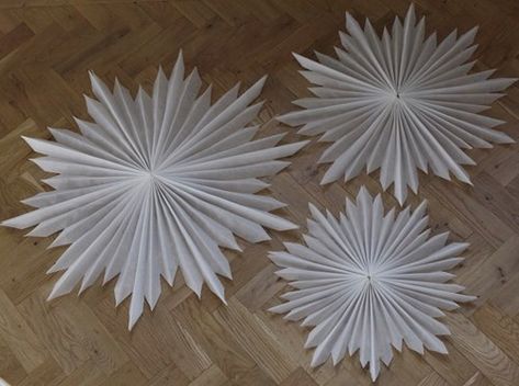 Make A Star Out Of Paper, Snöflingor I Papper, Chrismas Diy, Julkransar Diy, Christmas Tree Paper Craft, Origami Flowers Tutorial, Xmas Decorations Diy, Paper Christmas Ornaments, Xmas Deco