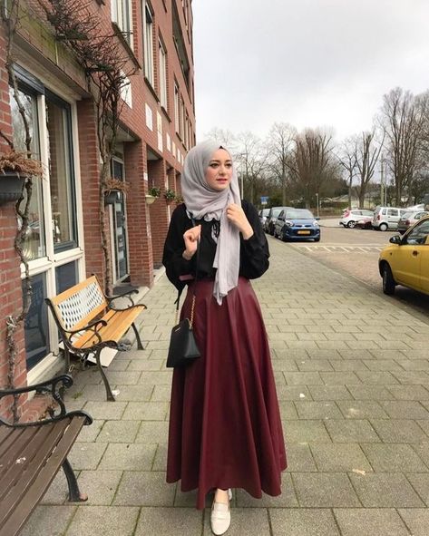 Modest Fashion | Hijab | Beautiful Hijab Style for Autumn/ Fall/ Winter. #ALKHANSAS Modest Fashion Top Pick. Hijab Vintage, Modest Winter Outfits, Estilo Hijab, Hijab Look, Hijab Fashionista, Modest Fashion Hijab, Hijab Style Casual, Hijabi Outfits Casual, Modesty Fashion