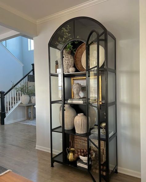 Display Cabinet Decor Ideas, Glass Cabinet Decor Living Room, Curio Cabinet Styling, Living Room Glass Cabinet, Curio Cabinet Decor, Sofa Table Styling, Cabinet Styling, Display Cabinet Decor, Arched Cabinet