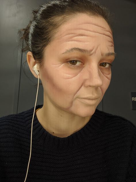 How To Make Fake Wrinkles With Makeup, Wrinkle Makeup, Makeup Wrinkles Tutorial, Old Person Makeup, Grandma Makeup, Fake Wrinkles, Theater Makeup, Old Lady Makeup, Grandma Costume