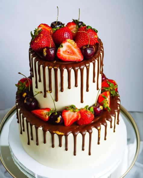 Two tier chocolate drip cake - vanilla base layer plus vegan chocolate top layer! 3 Layer Cake Wedding, 2 Layer Cake Design, Chocolate Cake 3 Layer, 3 Layer Cake Chocolate, 3 Layer Cake Design, 2 Layers Cake, 2 Layer Cake Birthday Design, 2 Layer Chocolate Cake, Choco Moist Cake