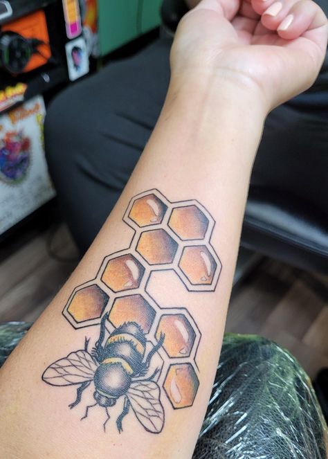 Bee And Honeycomb Tattoo, Chemical Tattoo, Hawaiian Flower Tattoos, Bee Tattoos, Honeycomb Tattoo, Becoming A Tattoo Artist, Small Quote Tattoos, Hamper Box, Bee Colony