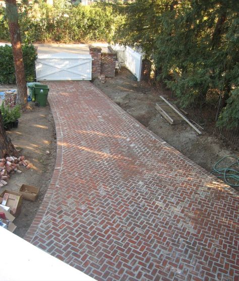 Brick Footpath, Brick Driveway Ideas, Front Sidewalk Ideas, Cobbled Driveway, Brick Driveway, Brick Yard, Farm Entrance, Stone Driveway, Brick Paving