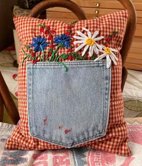 Sewn Pillow Cases, Summer Pillows Diy Ideas, Scrap Fabric Pillow, Sewing Throw Pillows, Americana Crafts, Crafted Gifts, Bench Pillow, Scrap Fabric Crafts, Pillow Crafts