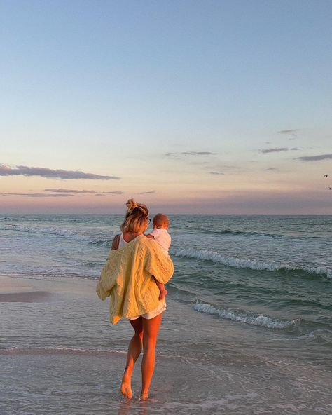 Jordan & Kemper Baugh (@joandkemp) • Fotos e vídeos do Instagram Auntie Photoshoot, Beach Yellow, Surfer Baby, Yellow Sunset, Family Beach Pictures, Beach Family Photos, Family Beach, Cute Family, Family Goals