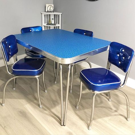 Retro Dinner Table, Retro Table And Chairs, Diner Chairs, Formica Kitchen, Retro Kitchen Tables, 1980s Interior, Colorful Rooms, 1950s Furniture, Retro Kitchens