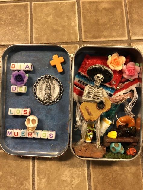 Mexican Folk Art Decor, Altoids Wallet, Assemblage Art Collage, Shrines Art, Altoid Tin, Altered Tins, Mint Tins, Tin Can Crafts, Altered Art Projects