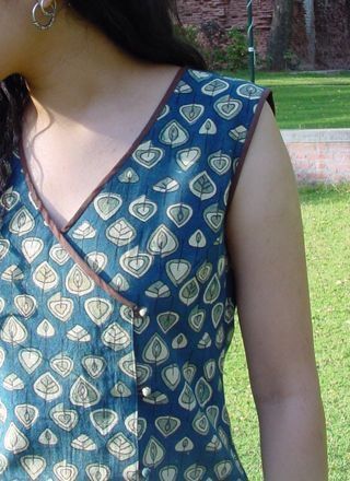 Jins Kurti, Neck Design Kurti, Neck Patterns For Kurtis, Kurti Ideas, Design Kurti, Back Neck Design, Churidar Neck Designs, Indian Kurti Designs, New Kurti Designs