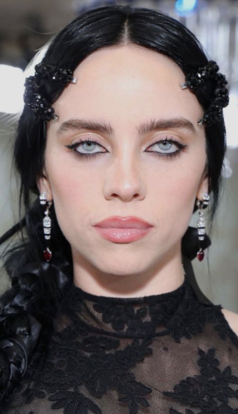 Billie Eilish Met Gala Makeup, Billie Eilish Black Dress, Billie Eilish Eyeliner, Billie Eilish Makeup, Billy Eilish, Billie Eyelash, Maya Hawke, Face Aesthetic, Dark Makeup