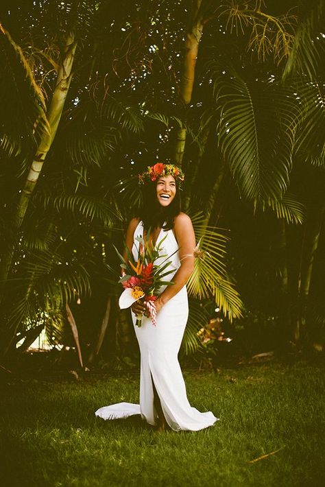 Tropical Wedding Theme, Cheap Wedding Flowers, Beach Wedding Reception, Beach Wedding Flowers, Hawaiian Wedding, Maui Weddings, Wedding Crown, Island Weddings, Hawaii Wedding