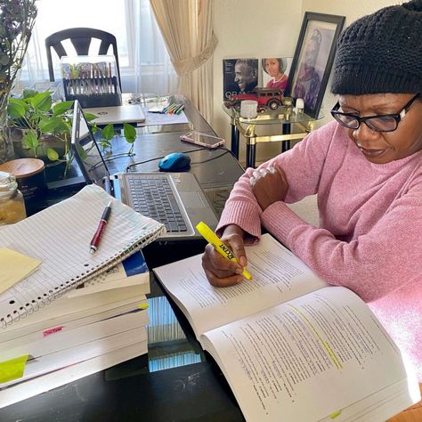 Working mother of 4 passes bar exam after studying for 9 years - ABC News Passing The Bar Exam, Becoming A Lawyer, Bar Prep, New York Bar, Digital Vision Board, Bar Exam, The Glow Up, Study Plan, Pregnant Woman