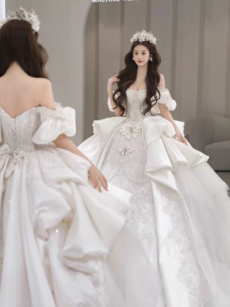 Manhwa Wedding Dress, Japanese Wedding Dresses, Wedding Dress Asian, Call Couple, Japanese Wedding Dress, Fluffy Wedding Dress, Princess Dress Fairytale, White Ball Gown, Queen Wedding Dress