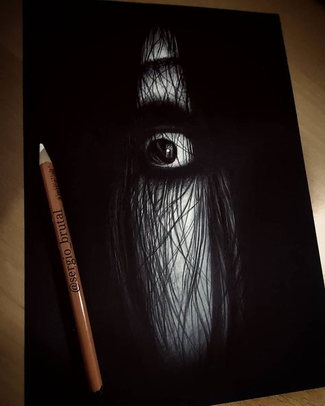 @brutalart_ on Instagram: “The Grudge🤘🤘 White charcoal, black charcoal pencils on black paper.. #thegrudge #horrormovies #horrorartwork #horrorhub #horrorsketches…” Grudge Horror, Scary Painting Ideas, Horror Art Drawing, Horror Paintings, Haunted Art, Graphite Sketches, Horror Painting, Scary Paintings, A6 Journal