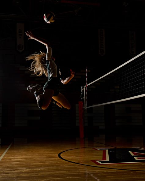 Volleyball High School Sports Photography, Senior Sports Photography, Volleyball Team Pictures, Sports Photoshoot, Volleyball Photography, Volleyball Senior Pictures, Playing Volleyball, Volleyball Photos, Volleyball Poses