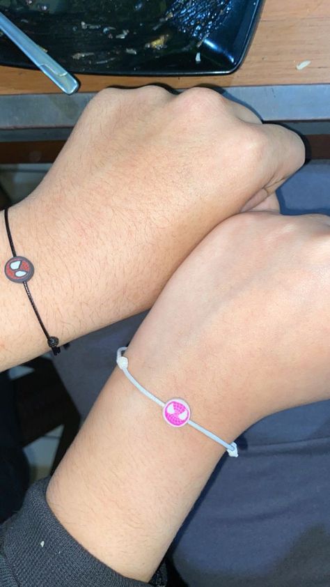 Foto Gelang Couple, Couple Snap, Combat Boot Outfit, Beach Instagram Pictures, Friendship Photoshoot, Couple Bracelet, Creative Instagram Photo Ideas, Fake Pictures, Cute Couple Selfies