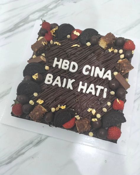 🎀 Birthday Cake Custom 🎀 Brownies hias birthday cake Ukuran 20x20cm Custom Kuemu sekarang juga dan kami akan wujudkan 🫰 Brownies Hias, Custom Brownies, Cake Custom, Brownies, Birthday Cake, Cake, Birthday