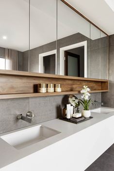 Design Interior Baie, Farmhouse Bathroom Mirrors, Dekorere Bad, Bilik Air, Neutral Interior Design, Bathroom Mirror Design, Neutral Interiors, Hus Inspiration, Trendy Bathroom