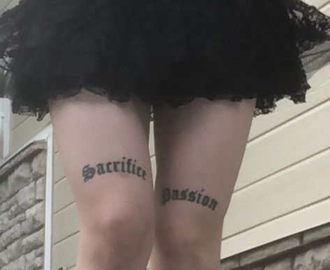 Words On Knees Tattoo, Knees Tattoo, Art Adventure Time, Art Vampire, Dengeki Daisy, Ouran Host Club, 4 Tattoo, Text Tattoo, Knee Tattoo