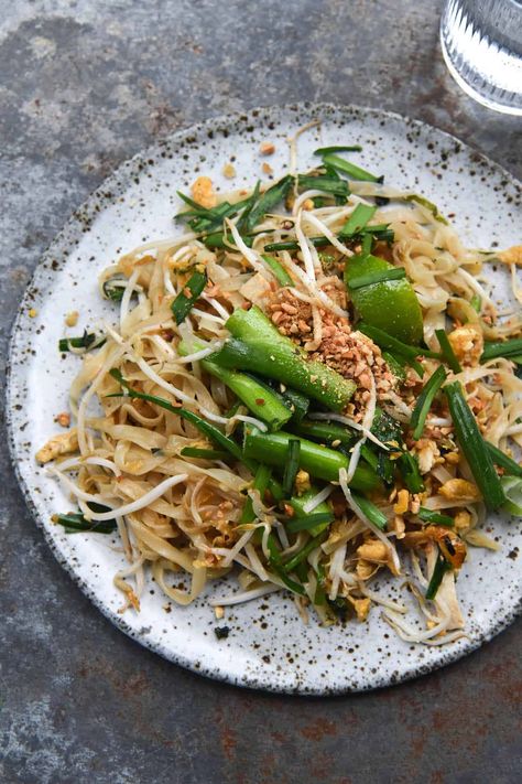 Low FODMAP Pad Thai (vegetarian, vegan option) Pad Thai Vegetarian, Fodmap Vegetarian Recipes, Low Fodmap Recipes Vegetarian, Vegetarian Pad Thai, Vegetarian Thai, Vegan Pad Thai, Pad Thai Sauce, Pad Thai Recipe, Fodmap Friendly