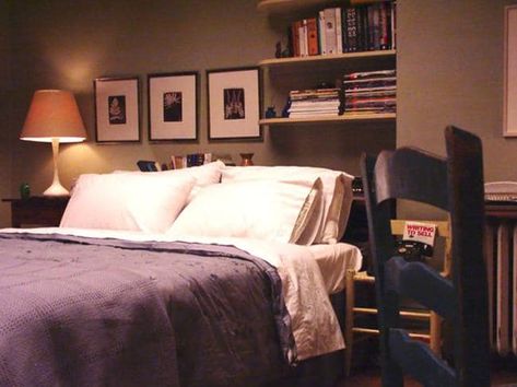 And Just Like That Carries Apartment, Carrie Apartment, Lush Bedroom, Carrie Bradshaw Apartment, City Bedroom, Moody Interiors, Deco Studio, Movie Set, Vogue Living