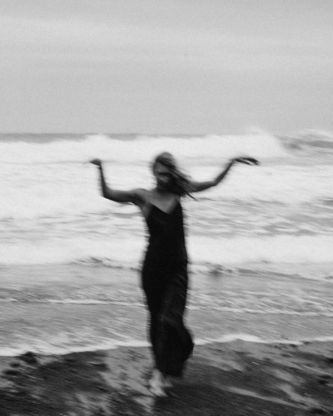 Moody portrait nature • Instagram Moody Beach Photoshoot, Scent Board, Moody Portrait Photography, Gothic Beach, Moody Coastal, Business Shoot, Moody Beach, Moody Portrait, Ep Cover