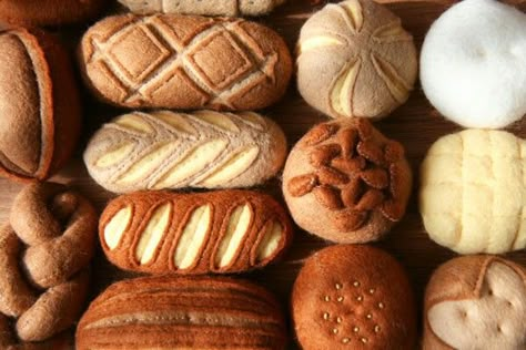 Felt food bread basket rolls pretzels cart twisty bread sesame buns Felt Bread, Felt Toys Diy, Felt Food Patterns, Felt Food Diy, The Tenth Doctor, Mini Baguette, Felt Play Food, Pretend Food, Soft Food