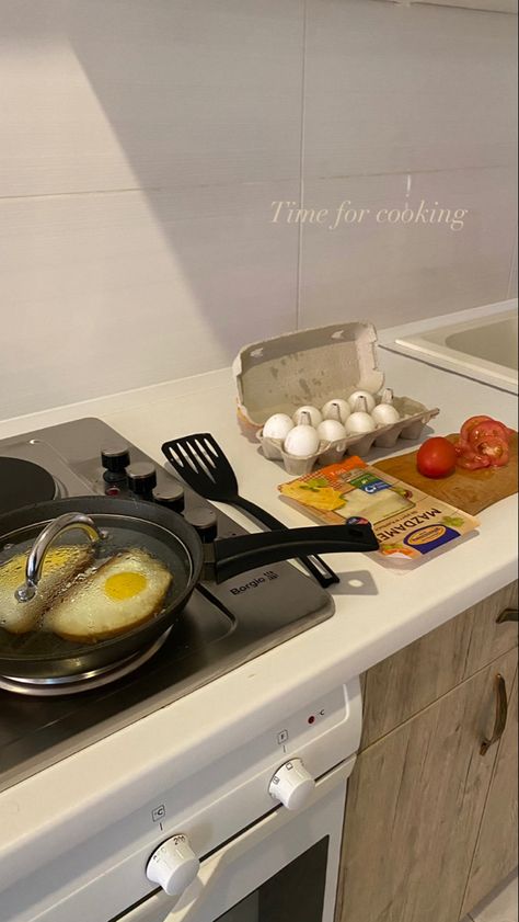 Breakfast Photos Aesthetic, Cooking With Mom Aesthetic, Breakfast At Home Aesthetic, Messy Kitchen Aesthetic, Cooking Breakfast Aesthetic, Making Breakfast Aesthetic, Home Cooking Aesthetic, Cooking At Home Aesthetic, At Home Mom Aesthetic