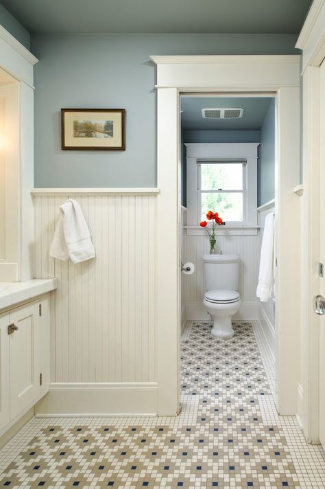 Bathroom Wainscoting Ideas, Bathroom Wainscoting, Bungalow Bathroom, Craftsman Bathroom, Wainscoting Bathroom, Craftsman Bungalow, Interior Minimalista, Downstairs Bathroom, Upstairs Bathrooms