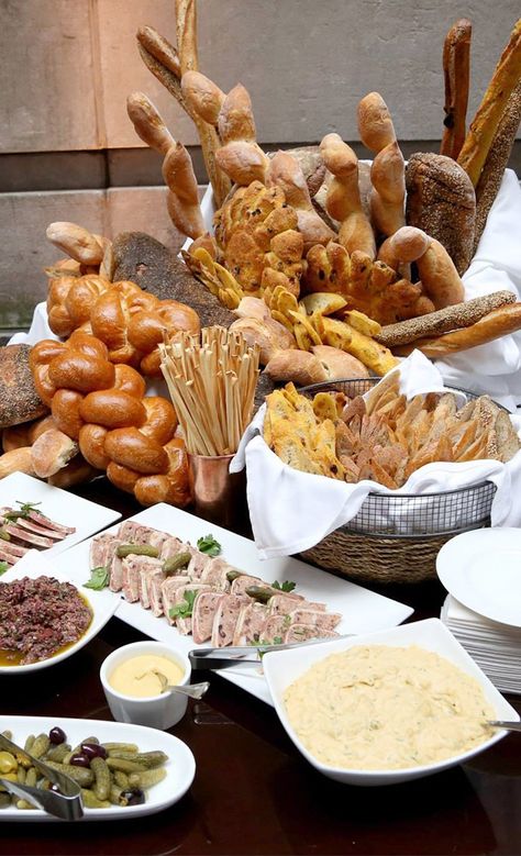 bread table Bread Display Ideas Party, Bread Themed Party, Wedding Bread Table, Bread Table Wedding, Bread Table Display, Bread Table Ideas, Bread Centerpiece, Bread Table, Bread Display