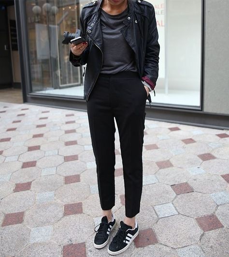 Biker, grey t-shirt, black trousers & Adidas trainers | @styleminimalism Jeans Trend, Look Adidas, Black Cropped Pants, Looks Street Style, Looks Black, Mode Inspo, Inspiration Mode, Looks Style, Mode Inspiration