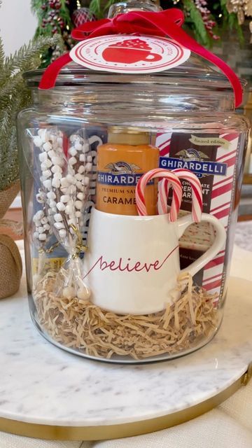 Secret Sister Christmas Gift Ideas, Hot Cocoa Gift Ideas, Food Baskets For Christmas, Homemade Xmas Gifts, Christmas Jar Gifts, Auction Gift Basket Ideas, Hot Cocoa Gift, Homemade Gift Baskets, Cocoa Gift