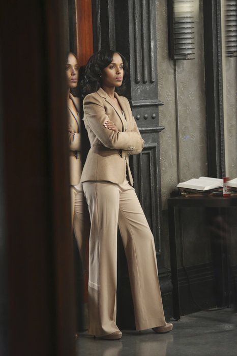 When she wear pantsuits Hillary Clinton's pantsuits get so jealous because they aren't platform pump ready. Olivia Pope Wardrobe, Olivia Pope Outfits, Scandal Olivia Pope, Scandal Fashion, Olivia Pope Style, Olivia Pope, Look Formal, Future Wardrobe, Kerry Washington