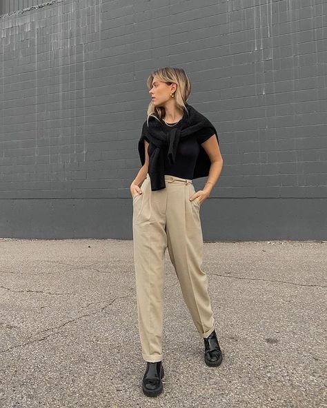 Pleated Pant Outfits for Women52 Ways to Wear Pleated Pants Pleated Trousers Outfit, Khaki Pants Outfit Women, Trousers Outfit Winter, Pleated Pants Outfit, Pant Outfits For Women, Khaki Pants Outfit, Pant Outfits, Pants Outfit Ideas, Pleated Pant