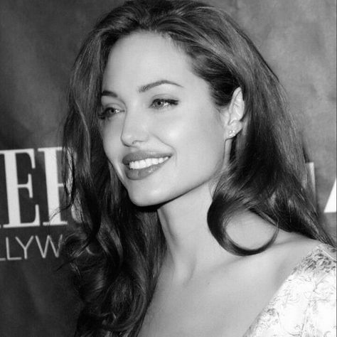 Angelina Jolie 90s, Femme Fatale Aesthetic, Angelina Jolie Photos, Aesthetic 2024, Arab Culture, Fashion 90s, Dark Feminine Aesthetic, Jolie Photo, Dark Feminine