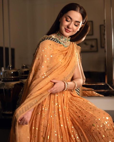 Hania Amir spotted in this stunning jora by Hussain Rehar 😍 🇦🇪 Flat PKR 1,500 and FREE SHIPPING above PKR 10,000 (UAE) 🇸🇦 Flat PKR 5,000 and FREE SHIPPING above PKR 25,000 (KSA) 🇬🇧 Flat £14 and FREE SHIPPING above £199 (UK) 🇦🇺 Flat PKR 7,500 (US & AUS) 🛍️ Tap the link in bio to shop now! @laamofficial @laambasics @laam_kids @laam_man @laam_couture @laam_modestwear @laamloves @lifeatlaam Mehndi Beautiful, Hussain Rehar, Embroidery Embellishments, Pakistani Women Dresses, Hania Amir, Pakistani Couture, Desi Fashion Casual, Fancy Dresses Long, Pakistani Dresses Casual